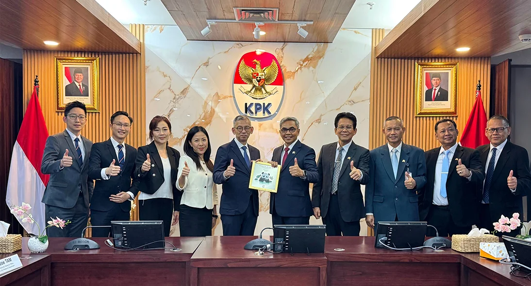 President Woo (fifth left) had a meeting with Mr Setyo Budiyanto (fifth right), the
Chairman of the KPK