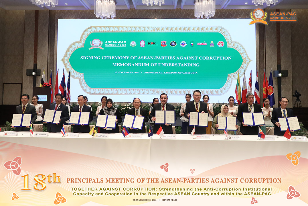 10 ASEAN Parties Against Corruption signing the ASEAN-PAC MoU