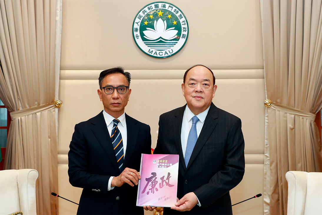 The Commissioner Against Corruption of Macao, China, Mr Chan Tsz King, submitting the 2022 Annual Report to the Chief Executive of the Macao SAR, Mr Ho Iat Seng